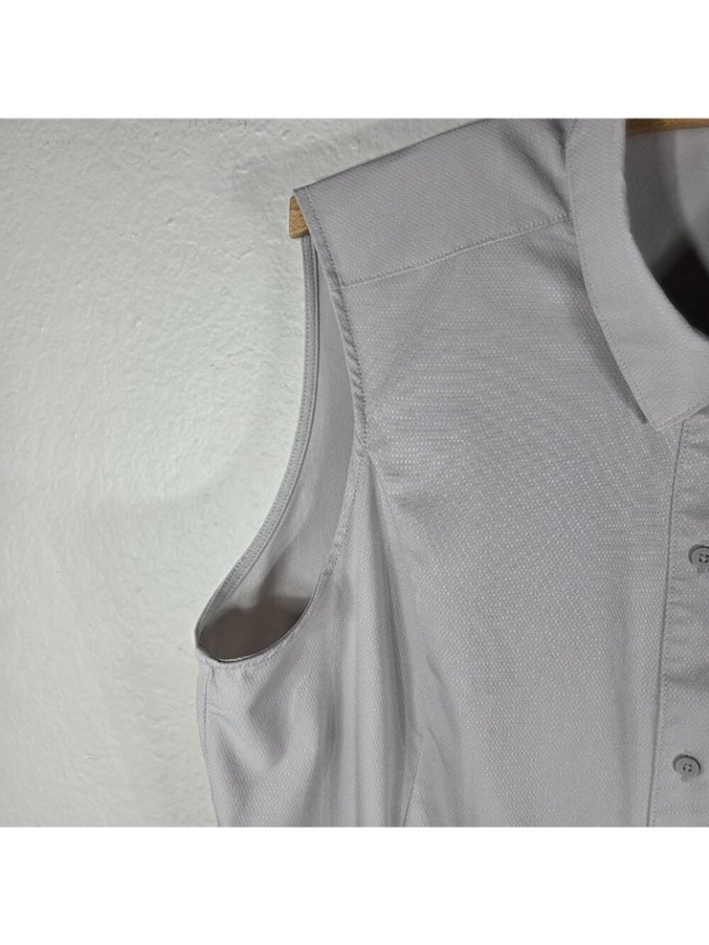 Eddie Bauer Womens Size XL Sleeveless Tech Shirt Beige Button Front Collared - Picture 7 of 15